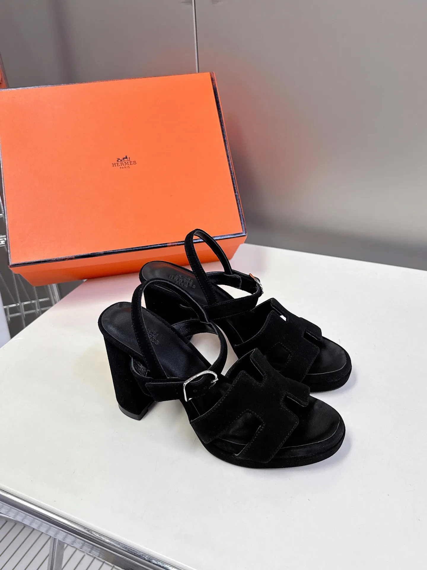 👟👟Ex-factory price 620👟👟 Hermès new spring and summer high-heeled sandals 🧡Upper: imported first-layer suede cowhide, mixed lambskin for feet, original leather outsole. You get what you pay for, genuine materials, whether it is leather, last shape, sole, or craftsmanship, all are consistent with ZP❗️ 🧡Suede high-heeled sandals, classic "H"-shaped upper with flexible ankle strap to highlight the slender ankle, about 9 cm high heels to reshape the body shape, genuine leather soles to enhance style, simple and smooth design, creating a fashionable and feminine look.  🧡Size: 35-39 yards (40 can be customized with no return or exchange) 🧡Color: multi-color 🧡Heel height: about 9 cm at the heel and 2 cm at the bottom